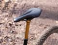 Missing the point: Die Fox Transfer SL Stütze ist leicht. Das ist gut. Aber sie hat deutliches Spiel und besitzt keine Zwischenposition. Dabei ist eine nur leicht abgesenkte, noch tretbare Sitzposition sehr sinnvoll für Downcountry-Bikes. Dann lieber 50 Gramm mehr.