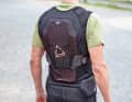 Die Leatt Body Vest 3DF AirFit Evo ist mit ziemlich massiven Schonerplatten ausgerüstet, das merkt man am Gewicht