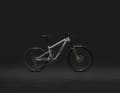 Das Mittelklasse-Modell S.150.2 kostet 5476 Euro. Dafür spezifiziert Atherton einen Rockshox Super Deluxe Dämpfer und einer 160er Rockshox Lyric Ultimate Gabel . Die Schaltgruppe stammt aus dem GX-Regal von Sram.
