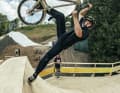 Dauergast bei den Nines: Allroundtalent Elias Ruso. Ob Tricks oder weite Jumps, Elias kann alles. 2024 wurde der Österreicher King of Darkness beim Darkfest in Südafrika.