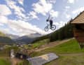 Johanna streckt die Hände zum Suicide-No-Hander nach hinten. Hier beim Drop während der Jam-Session Swatch Nines in Sölden.