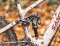 Statt im VPP-System liegend, wie bei den bisherigen E-Bikes von Santa Cruz, steht der Fox-Dämpfer nun aufrecht im Carbon-Rahmen des Vala.