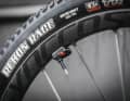 Tire Wiz: Zur Überwachung  des präzisen Reifendrucks wurde  beide Ventile mit einem  Quarq Tire Wiz Sensor ausgestattet.  Die rund 250 Euro teuren Helferlein  zeigen per App und LED  den Status des Reifendrucks an.  
