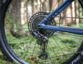 Schaltung: Shimano Deore oder Sram Eagle mit 12fach-Übersetzung, damit macht man nichts falsch. Doch einigen Modellen merkt man den Fokus auf den Alltagseinsatz an: 10fach-Schaltungen, zudem mit schlechter Ergonomie wie die Sunrace MS im Stevens, sind keine gute Wahl.