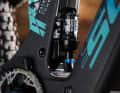 Die neuen Scott Patron ST Bikes kommen nun mit Dämpfern mit Piggyback. Dank Cover bleibt das Rahmeninnere trotzdem abgeschirmt.
