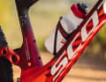 Filippo Colombos Sieg bei der Schweizer MTB Meisterschaft wurde gleich im Custom-Paintjob seines Scott Spark RC verewigt.
