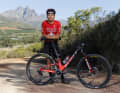 It’s a match! Filippo Colombo im Trikot des Schweizer MTB Meisters mit dem passenden fahrbaren Untersatz.