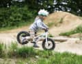 Auf sehr einfachen Trails oder dem Pumptrack machen Mountainbike-Laufräder auch kleinen Kindern Spaß.