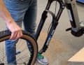 Das Vorderrad lässt sich fix in die Gabel einbauen und mit der Steckachse sichern.