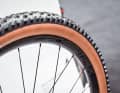 Schwalbes Tourenklassiker Nobby Nic sitzt auf Carbon-Laufrädern von Mavic.