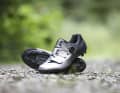 Der Shimano RX801 sieht schon im Stand schnell aus. Die leichten Gravel-Treter sollen die idealen Begleiter für schnelle Schotterrunden und XC-Kurse sein