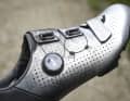 Für optimalen Halt im Schuh kombiniert Shimano einen Boa Li2-Drehverschluss mit einem Klett am Vorfuß