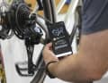 Per App lässt sich die E-Schaltung samt Automatik einstellen. Vorher muss der Kondensator einmal durch fahren oder rollen aufgeladen werden.