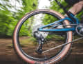 BIKE hat die Shimano XTR Di2 Funkschaltung 2025 zusammen mit den neuen Shimano Scheibenbremsen und Laufrädern bereits getestet.