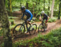 Vorne Karl Platt mit der neuen Shimano XTR Di2, hinten unser Redakteur mit dem Vorgängermodell auf dem originalen Cape-Epic-Siegerbike von 2016: Kann die alte Technik noch dranbleiben?