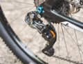 Alt: Im direkten Vergleich wirkt die Shimano XTR Di2 von 2016 fast schon filigran. Die Energie fürs elektrische Schalten stellt ein Kabel bereit.