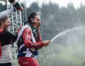 Sektspritze: Amaury Pierron nach seinem Fabel-Sieg in Val di Sole mit 6,5 Sekunden Vorsprung. Sein Bike: das Commencal Supreme DH.
