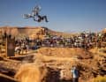 Hat’s drauf: Brandon Semenuk kombiniert schwierige Slopestyle-Tricks mit dicken Stunts. Rider wie Thomas Genon, Brett Rheeder, Emil Johannson folgten seinem Beispiel, ein Bike mit Singlecrown-Gabel zu verwenden.