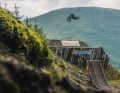 Eine Mischung aus Race, Freeride und Motocross: die Red Bull Hardline. Hier schanzt Johny Salido über dicke Sprünge in Wales.
