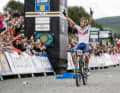 ... hier sicher nicht. Tom Pidcock fährt über die Ziellinie und wird MTB-Weltmeister in Glentress, Schottland 2023.