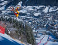 Freier Flug über Kitzbühel und den extrem steilen Abfahrten der Streif.