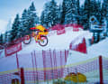 Wo sonst die Ski-Abfahrer ihre Knochen riskieren, fliegt jetzt Fabio mit seinem Bike.