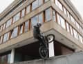 Danny Macaskill performt seine Tricks gerne in bekannter Umgebung, das macht die Tricks nachvollziehbar. Jeder kann einschätzen, wie schwer es ist, mit dem Bike eine Mauer hoch oder im 360er runter zu springen.