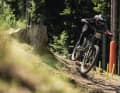 Im Bild ist die US-Downhillerin auf dem Weg zu ihrem Karriere-Highlight: Silbermedaille beim Weltcup in Leogang 2024.