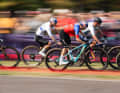 Drei der schnellsten Race-Fullys auf einem Bild: das Cannondale Scalpel (links), das Specialized Epic (Mitte) und das Rockrider Race 940 S (rechts).