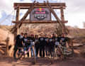 Frauen-Power: (v links n rechts) Katie Holden, Robin Goomes, Georgia Astle, Casey Brown, Vero Sandler, Vinny Armstrong, Casey Kimball, Vea Verbeeck, und Michelle Parker vor dem Ziel-Coral  t Red Bull Rampage in Virgin, Utah  2024.