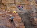 Selbst hochbucken, selbst runterfahren und alle Stunts selbst zum ersten Mal testen – das sind die Rampage-Regeln. Hier Robin Goomes beim Aufstieg.