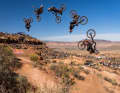 Nicht der schwierigste Move der Rampage 2024, doch einer der stylishsten in unseren Augen: Szymon Godziek beim Bigbike-Doppelflip. Nach der ersten Umdrehung, streckt sich der Pole noch mal und verzögert die zweite Rotation mit einem sogenannten Stall. Erst dann dreht er weiter. So geil!
