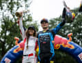 Geht’s noch glücklicher? Das Königspaar der Red Bull Hardline 2025: Asa Vermette (18) und Louise Ferguson (29).