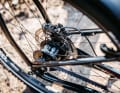 Das Topmodell kommt mit elektronisch betätigter Rohloff-Nabenschaltung und wartungsarmem Riemen.