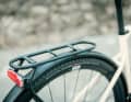 Hochwertige Alu-Schutzbleche schützen vor Schmutz und Spritzwasser, sodass auch Regenwetter kein Hindernis ist. Ein stabiler Gepäckträger mit 15 kg Zuladung erleichtert den Transport von Gegenständen.