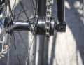 Im Vergleich zu einer Schaltung mit Kassette spart der schlanke Singlespeed-Aufbau Masse an entscheidenden Stellen.