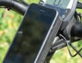 SKS ComPit+: Mehr als nur eine Stromtankstelle bietet SKS mit dem ComPit-System. Die Halterung wird am Unterteil der Bosch-Intuvia-Basis befestigt. Darauf die Powerbank ComUnit mit drahtloser Qi-Ladeelektronik. Das Handy findet in einer passgenauen Hülle Platz. Für alle E-Biker mit Bosch-Intuvia-Display ist das die ideale Kombination aus E-Bike-Stromversorgung und Handy-Halterung.