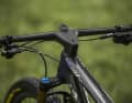Als innovative Funktion führt Shimano einen konfigurierbaren dritten Knopf ein, der es ermöglicht, externe Geräte wie Garmin-Radcomputer direkt vom Lenker aus zu steuern.
