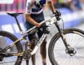 Crosscountry-Weltmeister Tom Pidcock verneigt sich in Ehrfurcht vor seinem Pinarello Dogma XC Fully. Das Ausnahmetalent trug entscheidend zur Entwicklung des Racefullys bei.