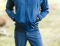 Die dicke Softshell-Jacke hält ordentlich warm, Schubtaschen heizen auch die Hände auf