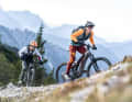 Die Bosch-Akkus sind zwar schwer, die Reichweite der Bikes ist mit an die 2000 Höhenmetern in unserem Standard-Testprozedere aber exzellent. Da bleibt viel Luft auch für lange Touren im Hochgebirge.