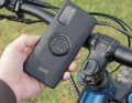 SP-Connect: SP-Connect bietet das flexibelste System, um das Telefon sicher am Bike zu befestigen. Im großen Angebot der Basishalterungen findet sich eine Befestigung für quasi jedes Fahrrad-Cockpit. Auf der Basis wird die Hülle mit einer 90°-Drehung befestigt. Passgenaue Hüllen gibt es für viele verschiedene Telefonmodelle.