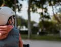 Der neue Helm verfügt über ein integriertes Lichtsystem, mit dem Kinder direkt interagieren können.