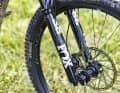Die dicke Fox 38 Performance Elite stellt die Zeichen auf Abfahrt.