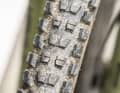 Die leichtere Grid-Trail-Karkasse ist für den vielseitigen Trail-Einsatz konzipiert, rollt gut und verfügt über verstärkte Seitenwände. Die Grid-Gravity-Variante nutzt ebenfalls verstärkte Seitenwände kombiniert mit einer doppellagigen Downhill-Karkasse für noch mehr Pannenschutz.