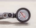 Wie bei den meisten analogen Pumpen dürfte das Manometer größer sein