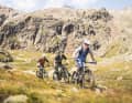 Um dem Flitzer etwas mehr Komfort zu entlocken, haben wir alle möglichen Spacer unter dem Vorbau montiert. Doch selbst dann versprüht das Bike immer noch eine äußerst sportliche Note.