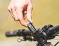 Typisch Specialized: Im Gabelschaft des Epic Evo 8 befindet sich ein  kleines Multitool. Die Passung des  Mini-Helfers ist top und klappert auch  im groben ­Gelände nicht.