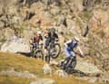Dass sich unser Testbike den Rahmen mit einem Race­fully teilt, wird bereits beim Aufsitzen deutlich. Lang gestreckt und mit viel Druck auf dem Vorderrad nimmt man auf dem Epic Evo Platz.