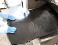 Im weiteren Schritt wird die noch plastische Gummimischung flach gewalzt.